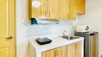 Signature Apartment, 2 Bedrooms, Pool Access | Private kitchenette | Fridge, microwave, stovetop, electric kettle