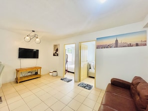 Familieleilighet, 2 soverom, ikke-røyk, balkong | Oppholdsrom | En 32-tommers smart-TV med digitale kanaler