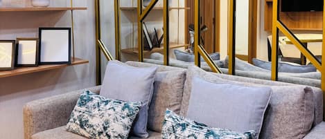 Condo conforto, 2 quartos, acesso à piscina | Sala de estar | Smart TV 32 polegadas com canais digitais