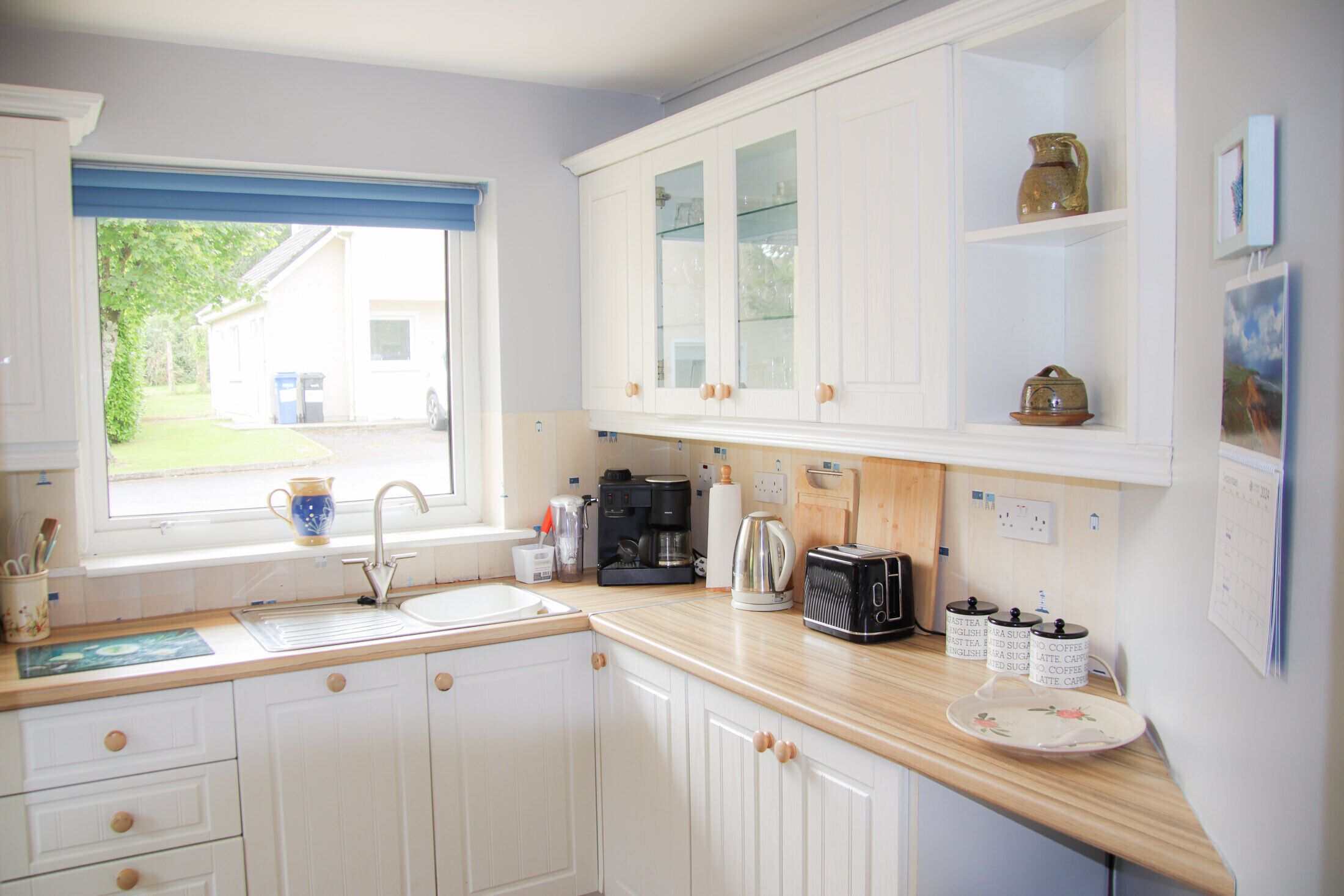 Micro-ondas, fogão, lava-louças, cafeteira/chaleira