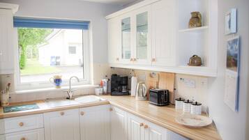 Microwave, oven, dishwasher, coffee/tea maker