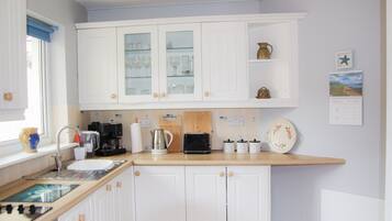 Microwave, oven, mesin pencuci piring, dan mesin pembuat kopi/teh