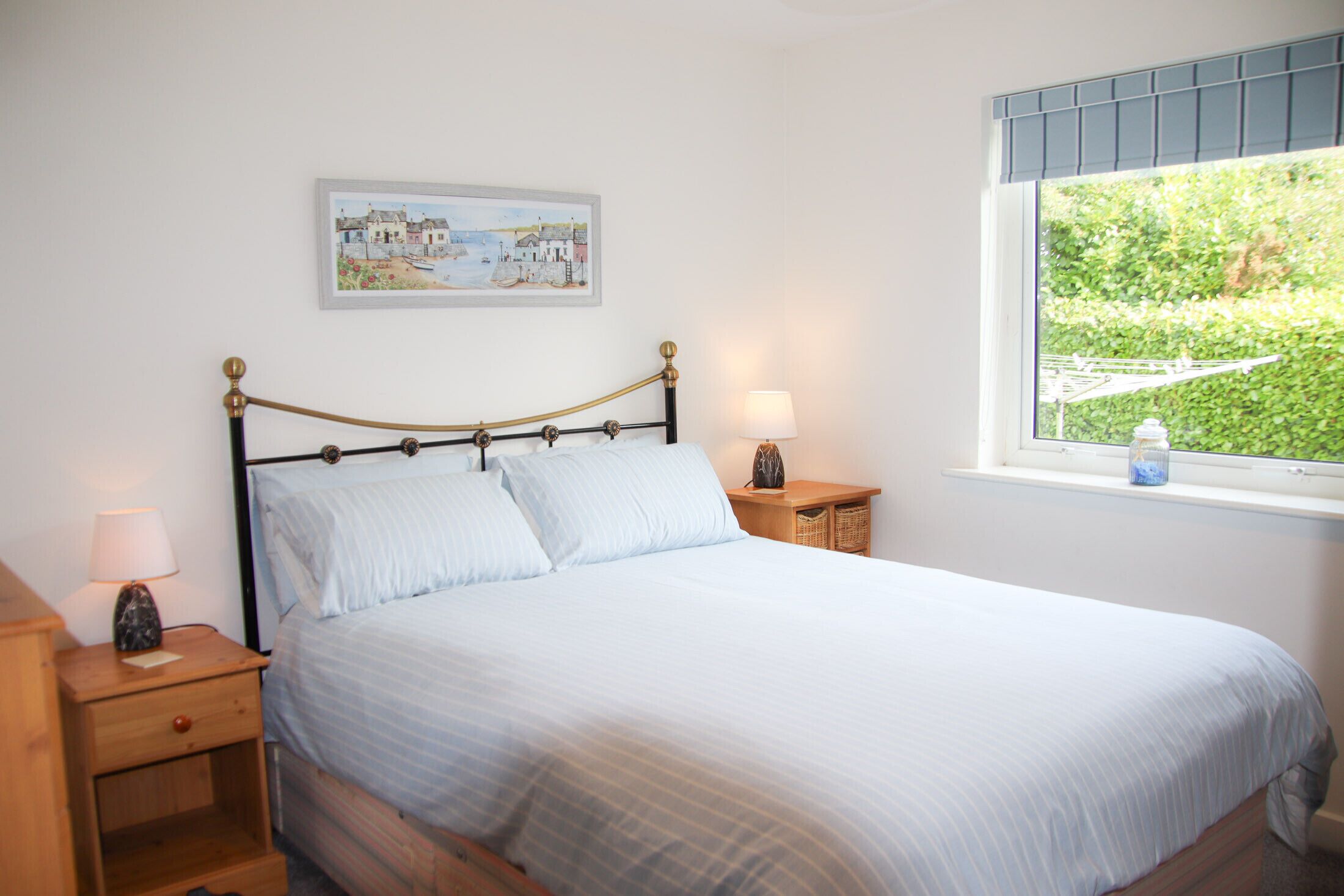3 kamar tidur, tempat tidur bayi gratis, dan seprai linen