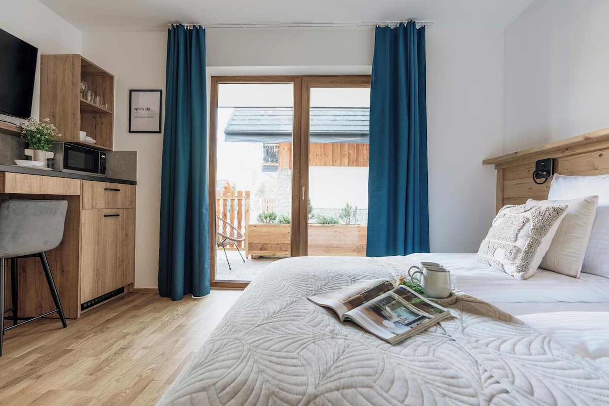Standard Studio Suite | 1 bedroom, laptop workspace, soundproofing, iron/ironing board