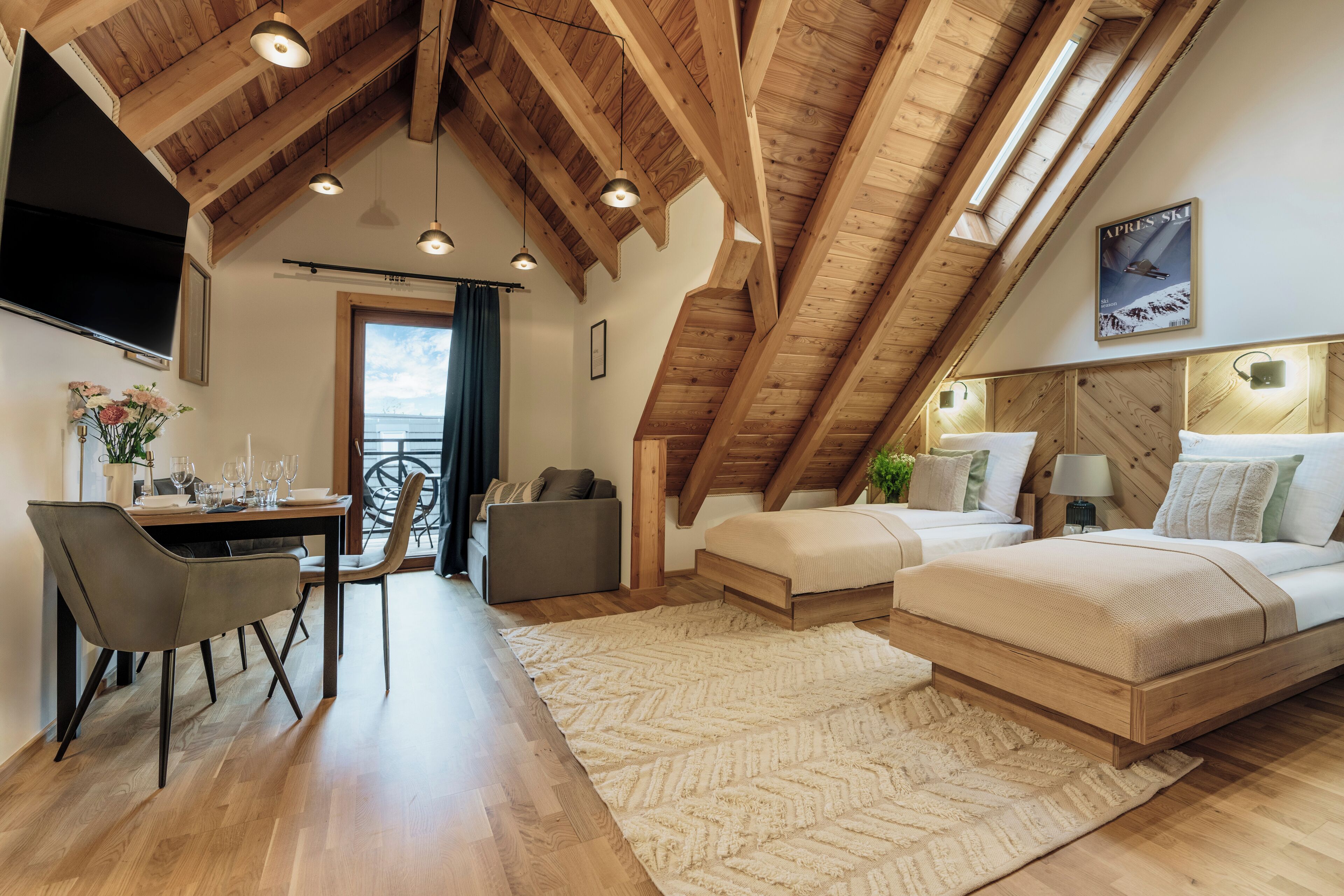 Deluxe Studio Suite, Mountain View | Living room | Flat-screen TV