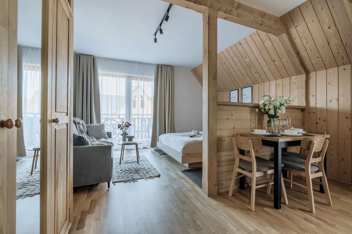 Standard Studio Suite, Mountain View | 1 bedroom, laptop workspace, soundproofing, iron/ironing board