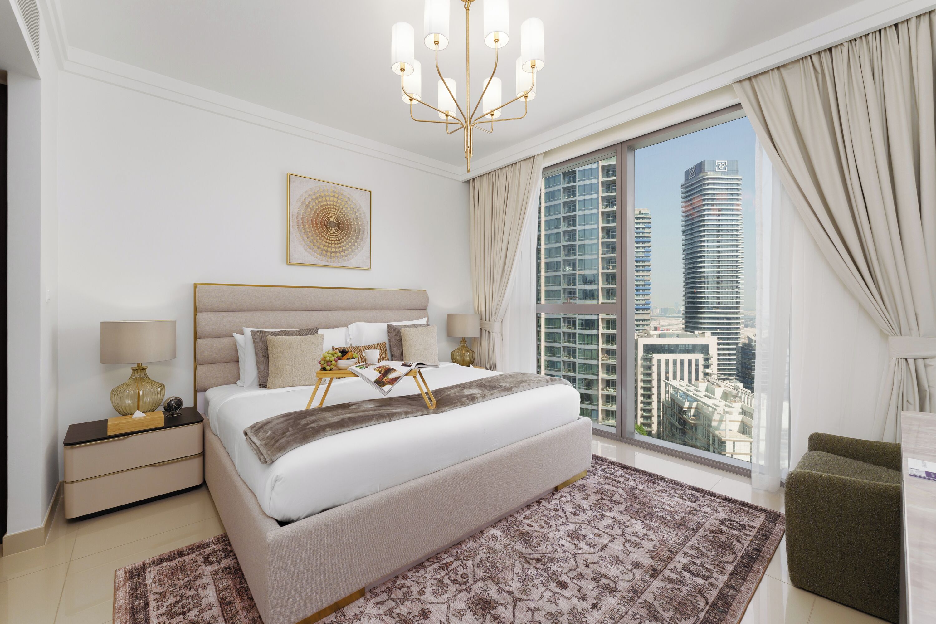 Ein modernes Schlafzimmer mit einem großen Bett, einer Kristallleuchtre, Blick auf hohe Gebäude und Stadtansicht durch das Fenster.