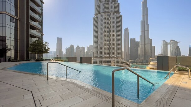 Kattouima-allas, josta avautuu näkymä Burj Khalifa -pilvenpiirtäjään ja sen ympärillä oleviin korkeisiin rakennuksiin.