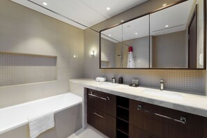 Deluxe-Apartment, 1 Schlafzimmer, Balkon, Kanalblick | Badezimmer
