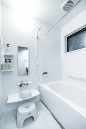 Suite Klasik | Kamar mandi | Kombinasi shower/bathtub, pengering rambut, handuk, dan sabun