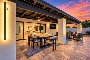 Outdoor dining - The Palmcroft Resort Oasis| Par2 Golf | 2 Masters (Scottsdale)