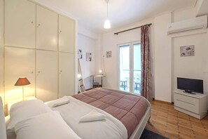 1 bedroom, desk, iron/ironing board, WiFi