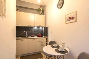 Kühlschrank, Mikrowelle, Herdplatte, Wasserkocher mit Kaffee-/Teezubehör