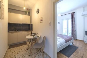 1 habitación, escritorio, tabla de planchar con plancha y wifi 
