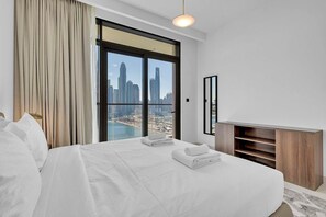 Luxury-Apartment, 2 Schlafzimmer, Blick auf den Jachthafen, Meerseite | 2 Schlafzimmer, Bügeleisen/Bügelbrett, kostenloses WLAN