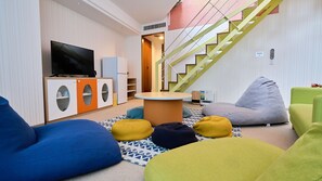 Escritorio, wifi gratis, ropa de cama y acceso para silla de ruedas 
