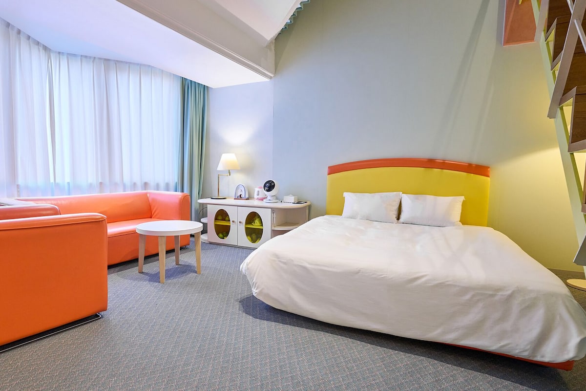 Escritorio, wifi gratis, ropa de cama y acceso para silla de ruedas