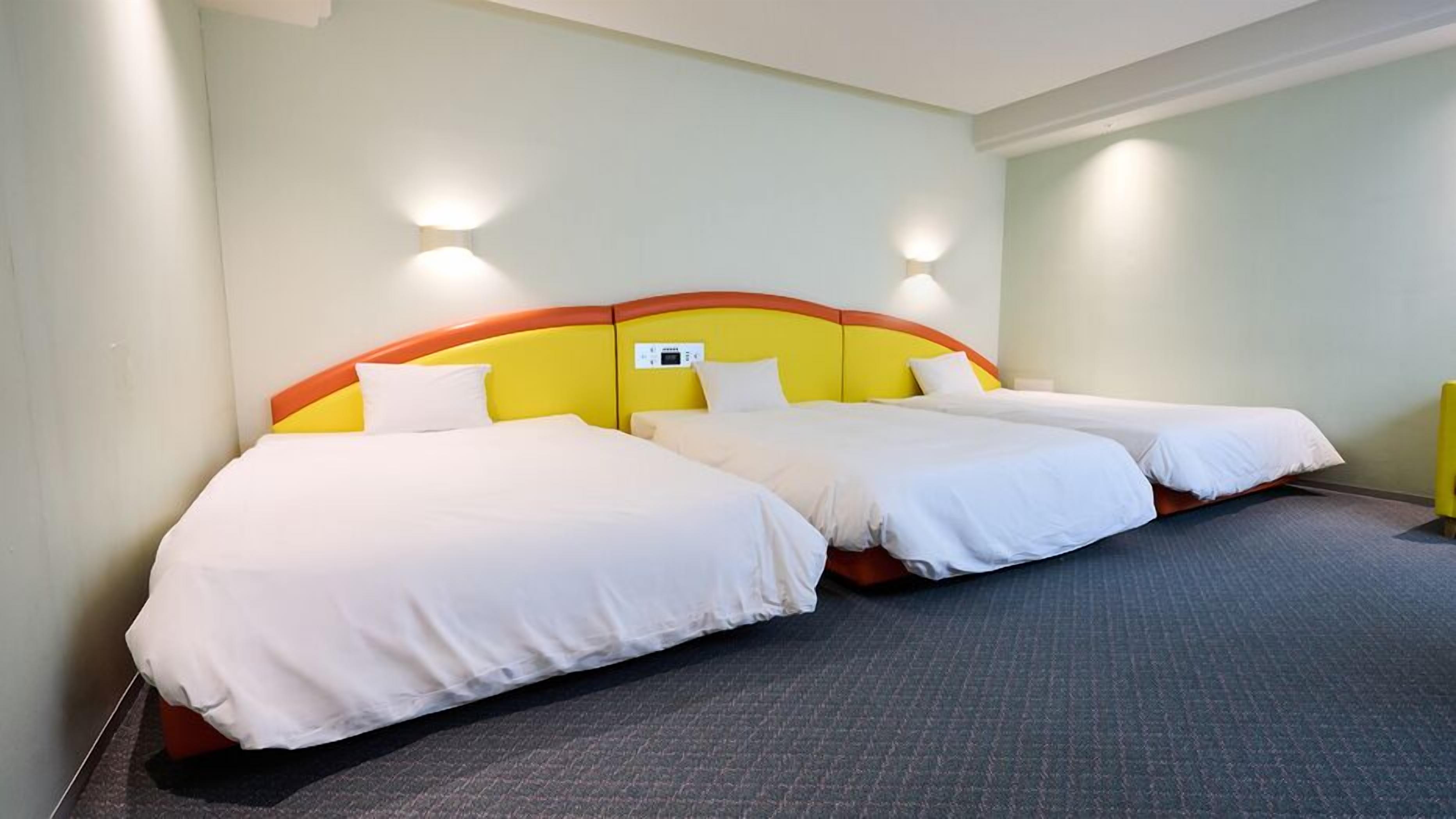 Escritorio, wifi gratis, ropa de cama y acceso para silla de ruedas 