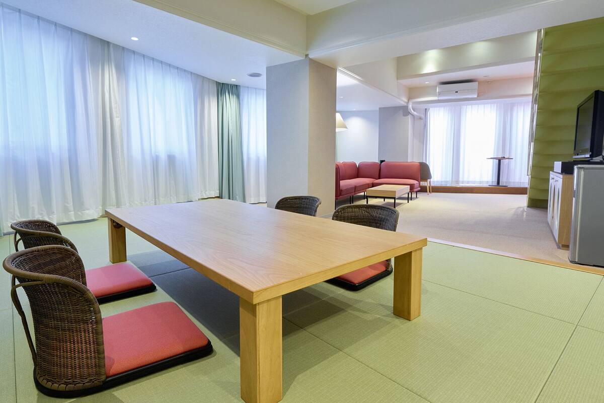 Family Suite, Non Smoking | Desk, WiFi (free), bed sheets