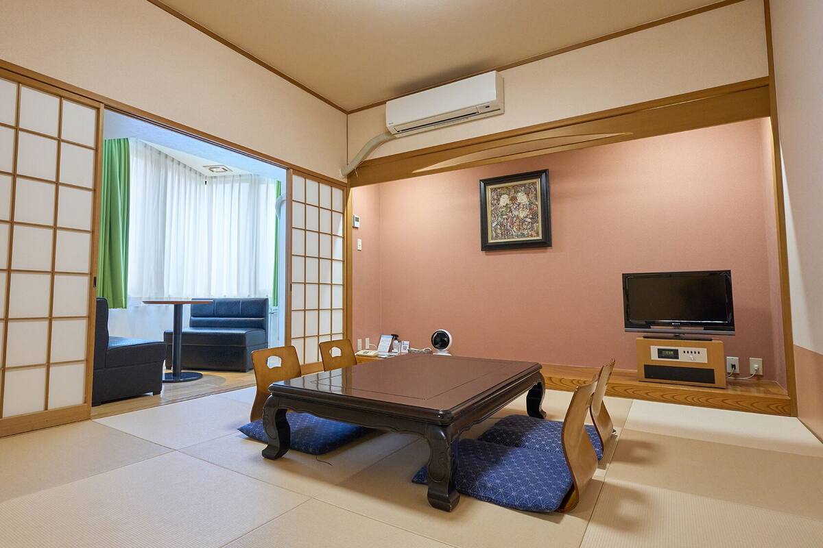 Quadruple Room, Non Smoking | Desk, WiFi (free), bed sheets