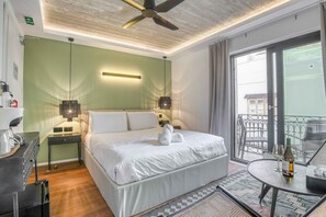 Minibar, desk, laptop workspace, iron/ironing board - The Bear and Ween (St. Julian's)