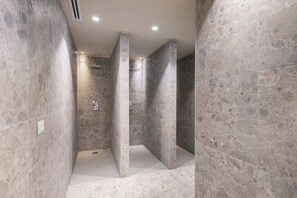 Douche, séchoir à cheveux, bidet, serviettes fournies