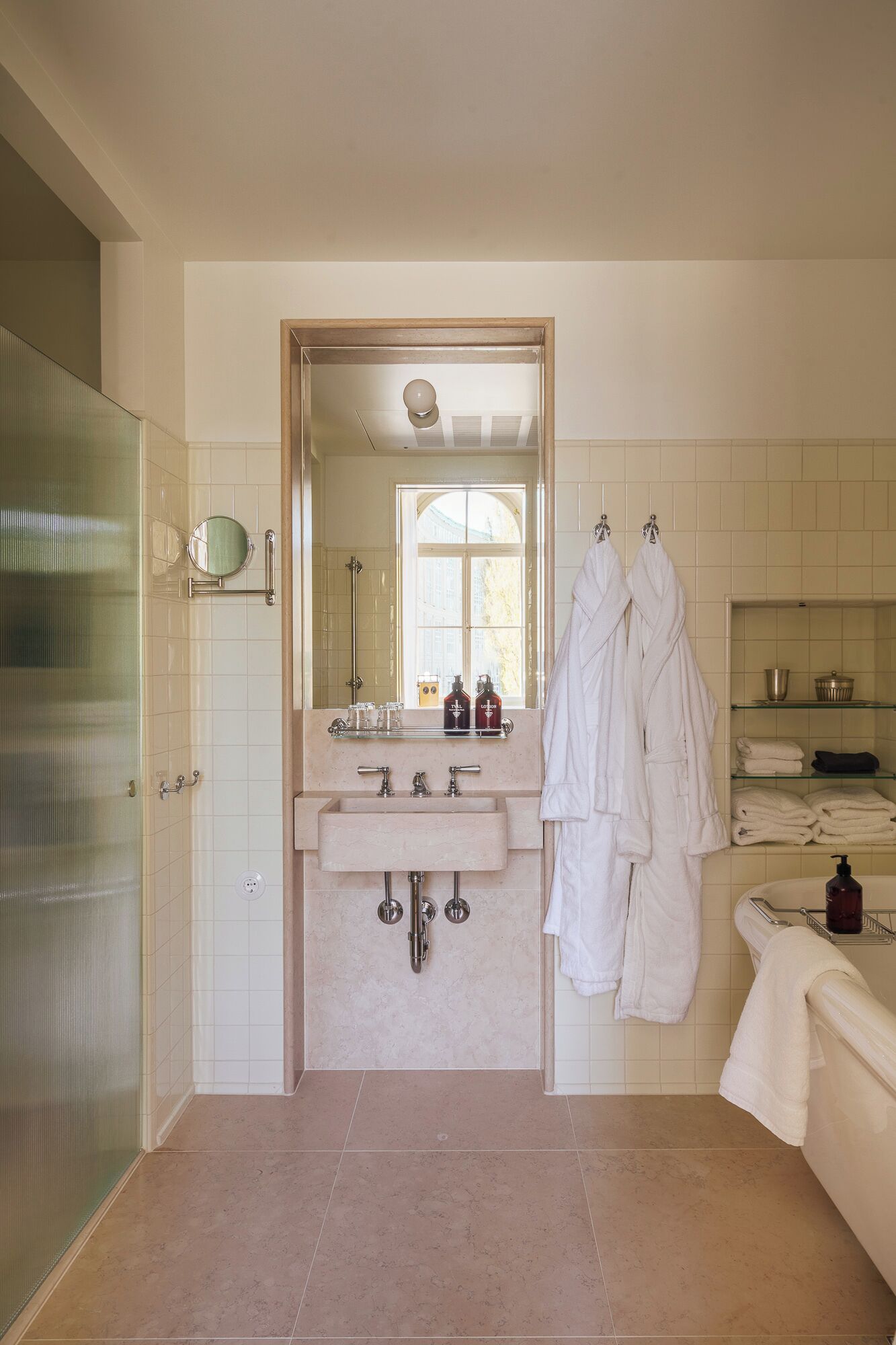 Une salle de bain moderne avec une douche à parois de verre, un meuble-lavabo avec un miroir et une baignoire.