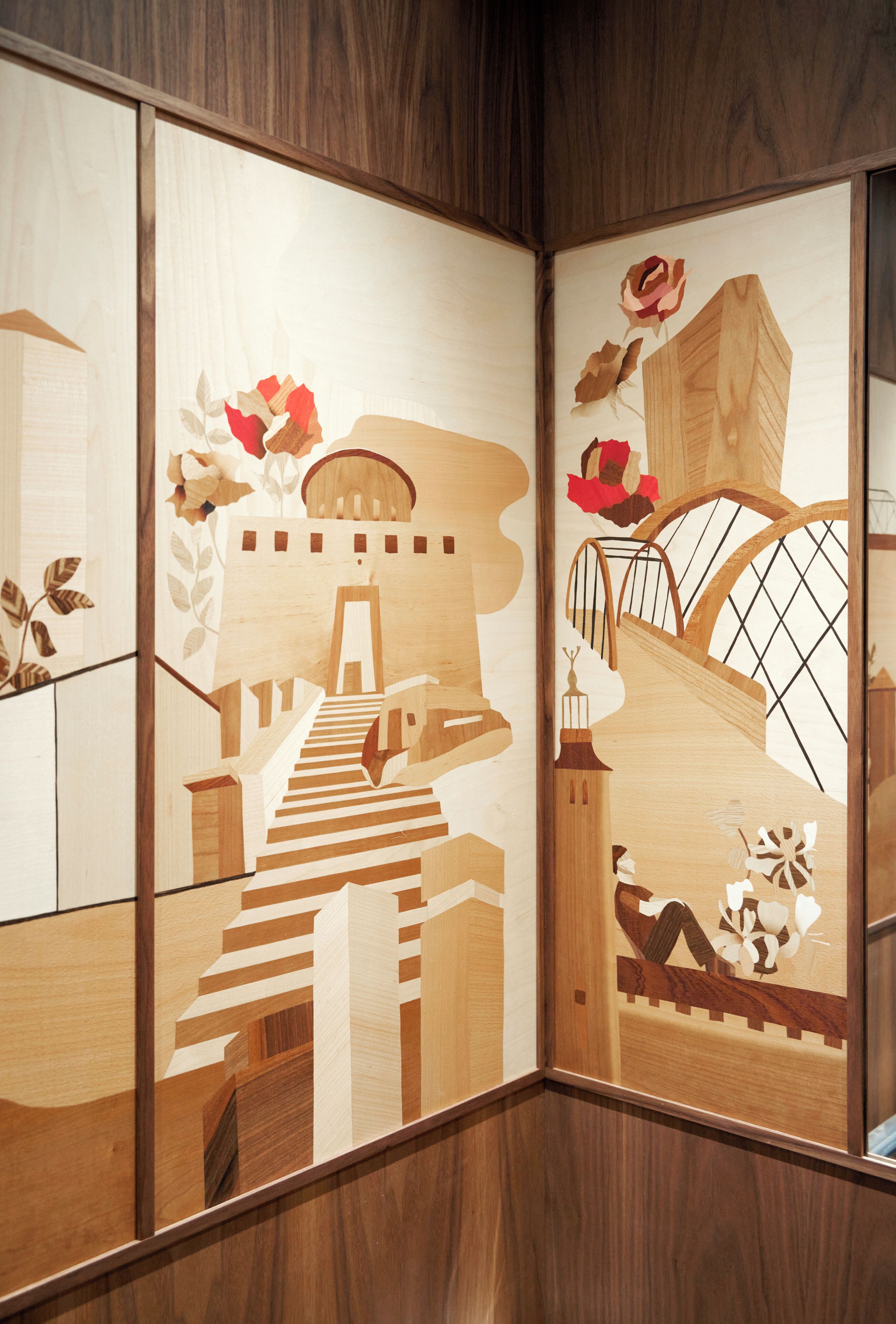 Une pièce traditionnelle japonaise avec un sol recouvert de tatamis, une basse table en bois et un paravent shoji orné de motifs floraux.