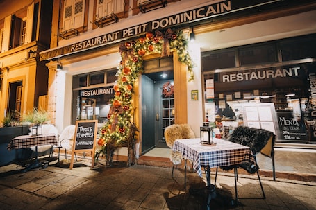 Outdoor dining. Le Couvent by Les Gîtes du Dominicain
