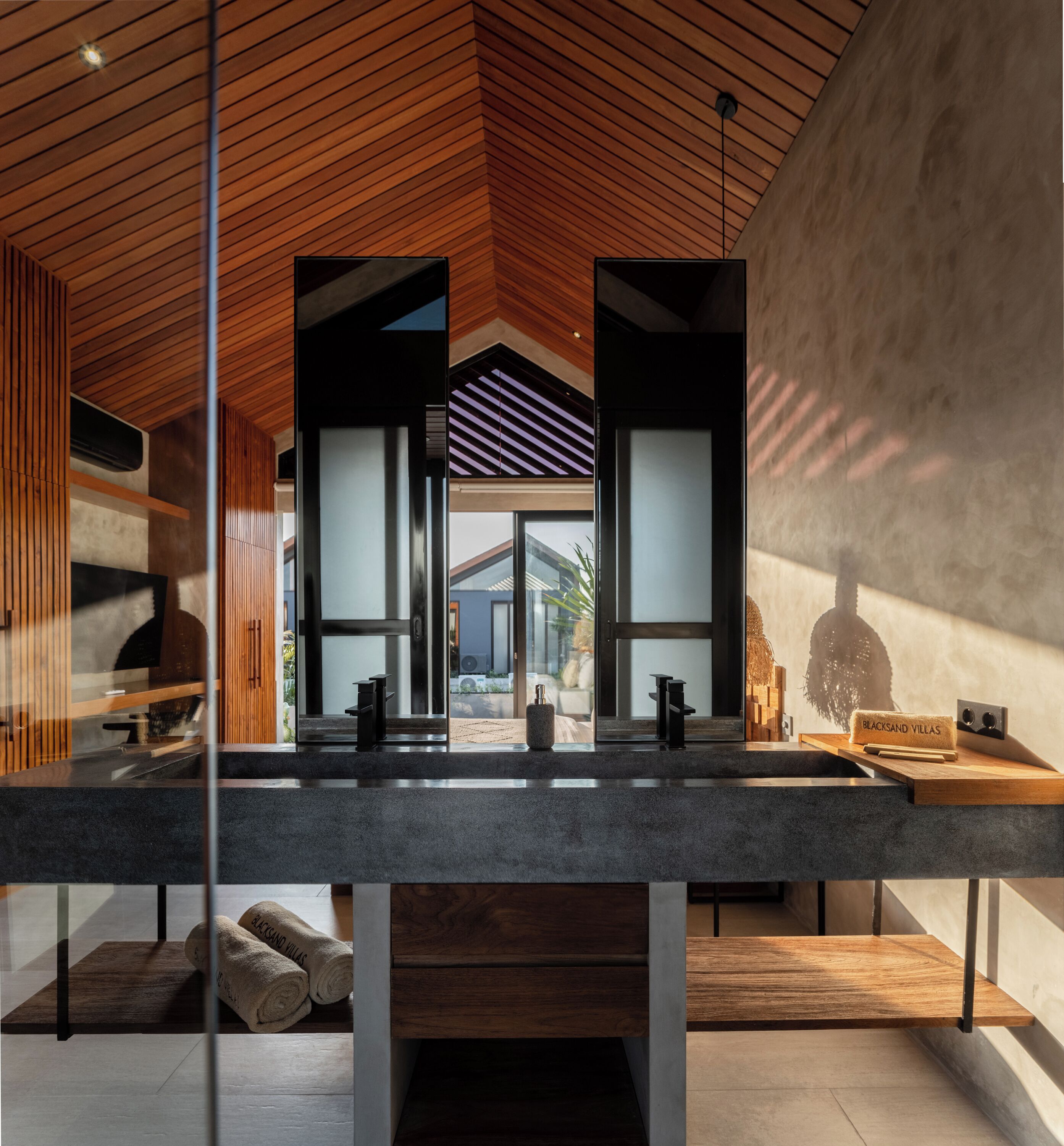 Shower, pancuran hujan, pengering rambut, dan kloset