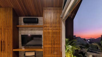 Minibar, desk, laptop workspace, free WiFi