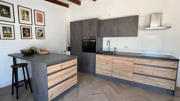 Een koelkast, een microgolfoven, een oven, een kookplaat