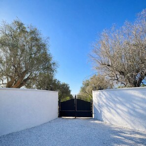 Property grounds - Apulian Villa with Outdoor Pool, AC & Olive Grove near beautiful Beaches (Puglia)