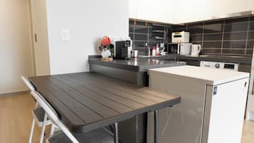 Fridge, microwave, stovetop, dishwasher