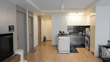 Fridge, microwave, stovetop, dishwasher