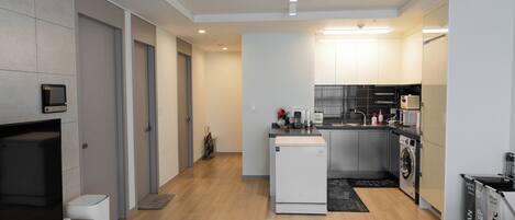 Fridge, microwave, stovetop, dishwasher