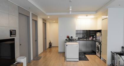 Brand New 2BR 14F 646sq.ft, 2min to Hyundai outlet & Triple St., 2Free Parking