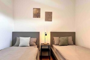 2 chambres, fer et planche à repasser, Wi-Fi, draps fournis