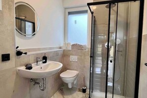 Suihku, hiustenkuivaaja, pyyhkeet, saippua