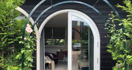 The Gentle Arch, Real comfort, easy access. Close to Schiphol Airport.