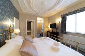 4 bedrooms, iron/ironing board, travel cot, free WiFi - Stunning 4 bed historic townhouse in Oxfords heart (Oxford)