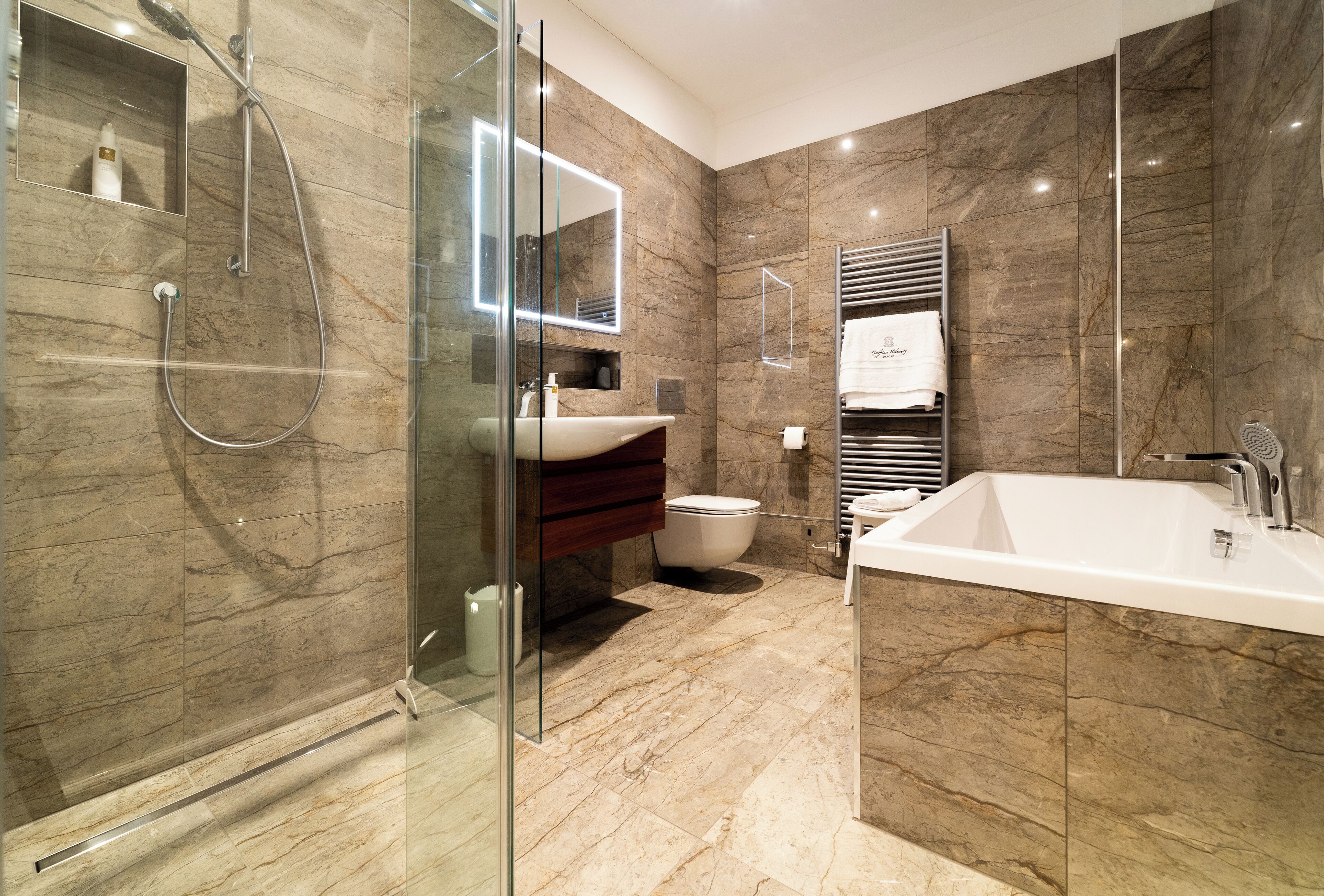 Amenidades de baño ecológicas, secadora de cabello, toallas, jabón 