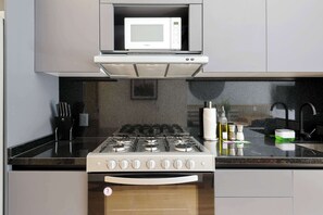 ثلاجة، ميكروويف، فرن، موقد طهي مسطح