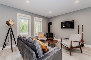 TV connectée, cheminée, espaces bureaux