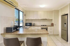 Køleskab, mikrobølgeovn, ovn, kogeplade