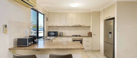 Refrigerador, microondas, horno, placa de cocina