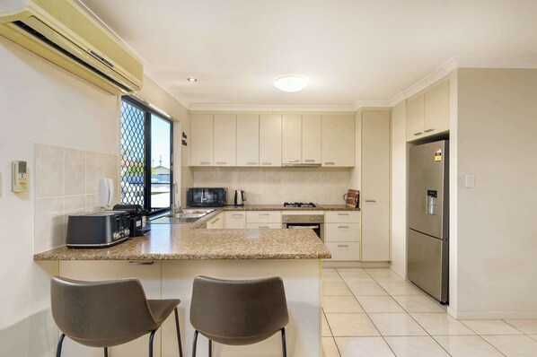 Køleskab, mikrobølgeovn, ovn, kogeplade