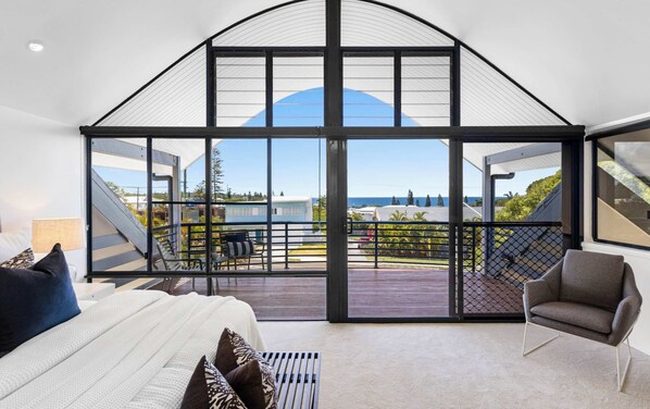 7 bedrooms, desk, iron/ironing board, travel cot - Kings Coastal Haven  (Caloundra Region)