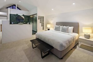 7 habitaciones, escritorio y tabla de planchar con plancha 