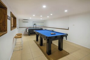 Game room - Kings Beach Break: Great for Group Getaways (Caloundra Region)